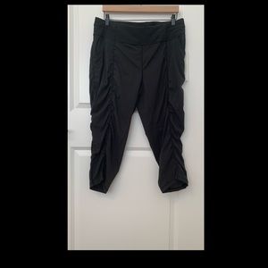 🌼•NEW WITH TAGS! LUCY ATHLETIC BLACK CAPRIS!•